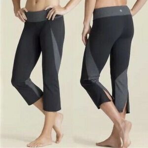 Athleta Ananda Black Back Slit Capri Cropped Leggings Size Large